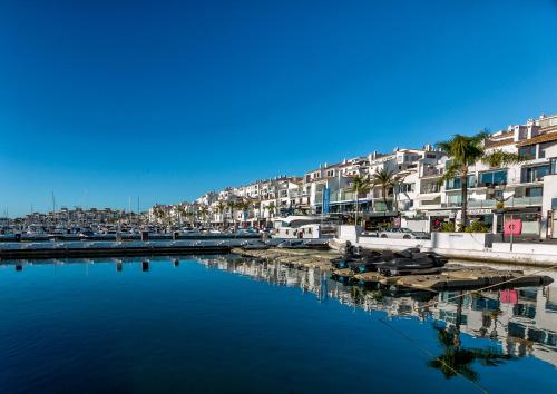 vistas a un puerto con edificios y agua en Luxury Holiday Apartment in Puerto Banus Marina with sea views en Marbella