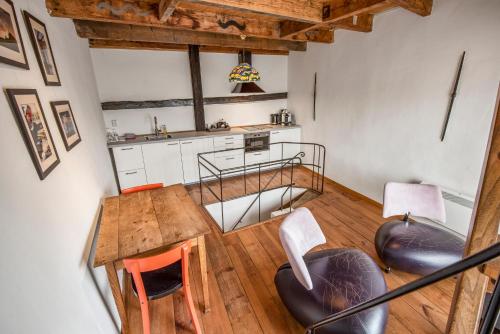 a kitchen and dining room with a table and chairs at Turfhuys aan het Spaarne in Haarlem