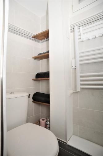 une salle de bain avec toilettes et douche dans l'établissement L'Escale entre le port et la plage, à Dieppe