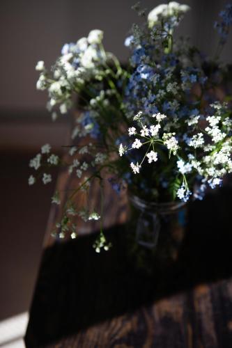 a vase filled with blue and white flowers on a table at Upperud 9:9 in Åsensbruk