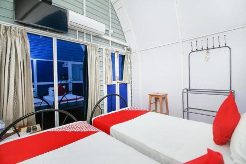 Tempat tidur dalam kamar di Airport A4 Transit Hub - Eco Chalets