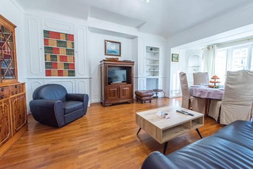 un salon avec un canapé et une table dans l'établissement The Queen, à Nice