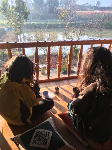 Balkón nebo terasa v ubytování Dồn Dao Homestay