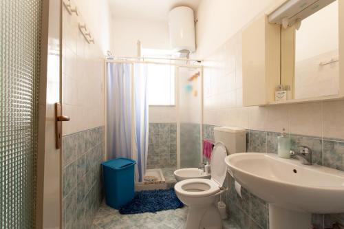 a bathroom with a toilet and a sink at Casa Viga in Tre Fontane
