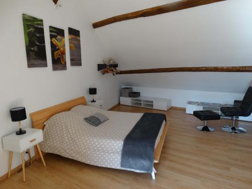 Postel nebo postele na pokoji v ubytování Aux Champs Des Châteaux