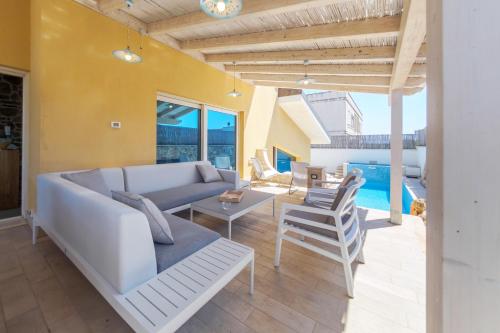 トリカーゼにあるVilla del Dragoneのリビングルーム(ソファ、椅子付)、プールが備わります。