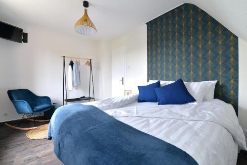 1 dormitorio con 1 cama grande y cabecero azul en Entre Ried et Rhin, en Marckolsheim