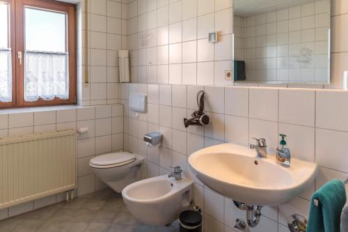Bilik mandi di 2 Zimmer Ferienwohnung Baur Nr 1