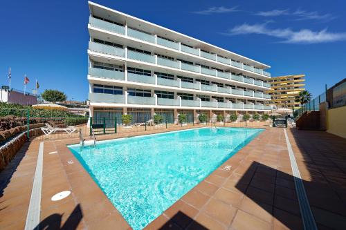 The swimming pool at or close to Apartamentos Strelitzias