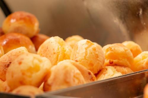 a pile of tangerines in a metal container at Contagem Centro Hotel in Contagem