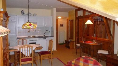 eine Küche und ein Esszimmer mit einem Tisch und Stühlen in der Unterkunft Komfort-Fewo Sylvia in Spiegelau