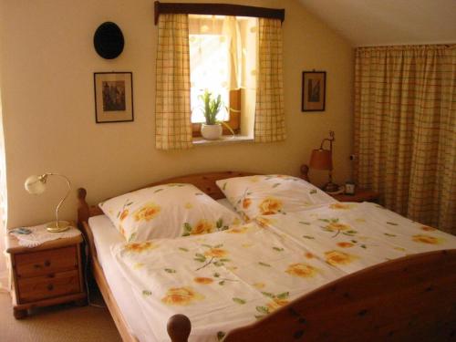 シュピーゲラウにあるKomfort-Fewo Sylviaのベッドルーム(ベッド1台、窓付)
