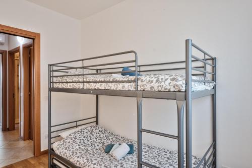a couple of bunk beds in a room at CASA ALESSANDRO CON PISCINA LAGO DI GARDA in Salionze