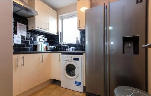 A kitchen or kitchenette at Harrow Rd Rooms by DC London Rooms