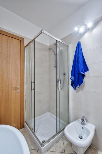 a bathroom with a shower and a toilet and a sink at CASA ALESSANDRO CON PISCINA LAGO DI GARDA in Salionze