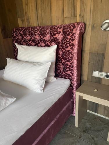 Ένα ή περισσότερα κρεβάτια σε δωμάτιο στο Hotel Fohlenhof