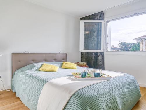 une chambre avec un grand lit avec une fenêtre dans l'établissement Apartment Océana by Interhome, à Biarritz