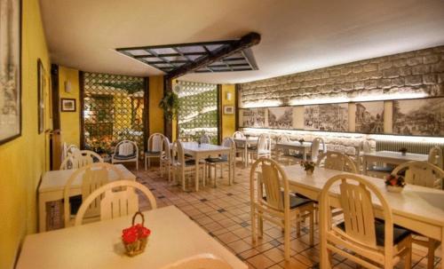 - un restaurant avec des tables et des chaises dans une salle dans l'établissement Hotel Le Faubourg Opera, à Paris