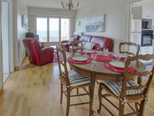 une salle à manger et un salon avec une table et des chaises dans l'établissement Apartment Les Terrasses-2 by Interhome, à Saint-Malo