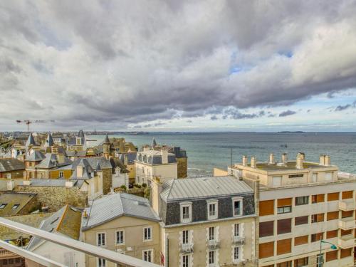 - une vue sur la ville avec ses bâtiments et l'océan dans l'établissement Apartment Les Terrasses-2 by Interhome, à Saint-Malo