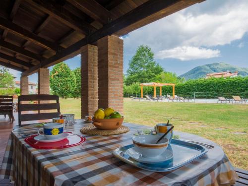 - une table avec un bol de fruits en haut dans l'établissement Holiday Home La Fenice by Interhome, à Camporgiano