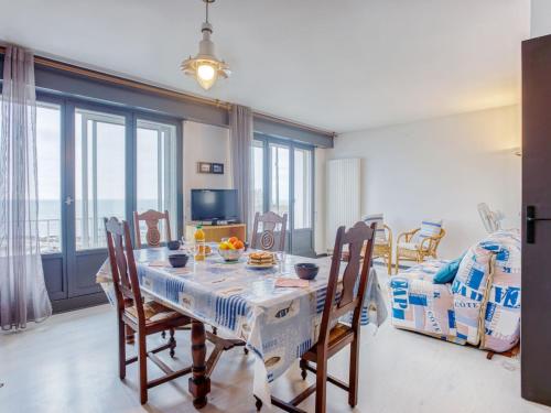 - une salle à manger avec une table, des chaises et un lit dans l'établissement Apartment Le Grand Large-1 by Interhome, à Quiberon