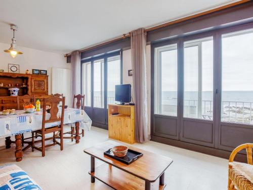 TV a/nebo společenská místnost v ubytování Apartment Le Grand Large-1 by Interhome
