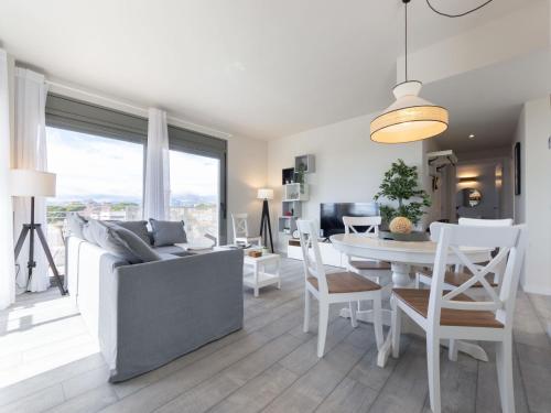 een woonkamer met een bank en een tafel bij Apartment Alzina B by Interhome in Cambrils
