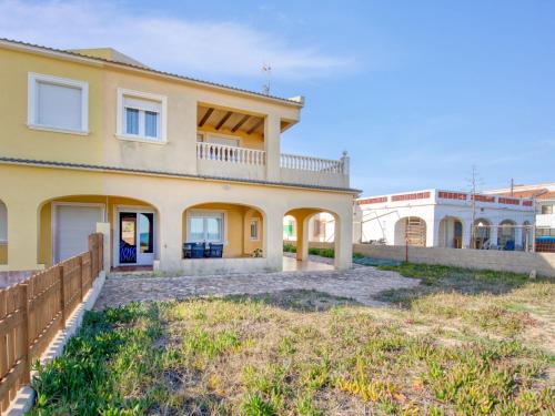 ein großes gelbes Haus mit einem Zaun in der Unterkunft Holiday Home Casita Mar by Interhome in Denia