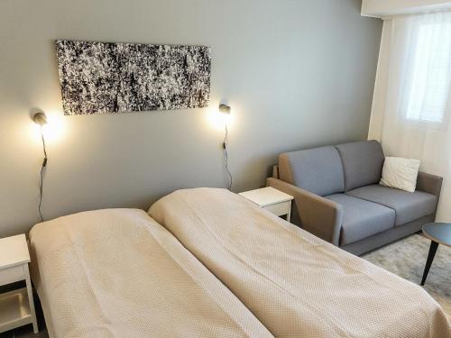 1 dormitorio pequeño con 1 cama y 1 sofá en Holiday Home Skistar 105 by Interhome, en Sirkka