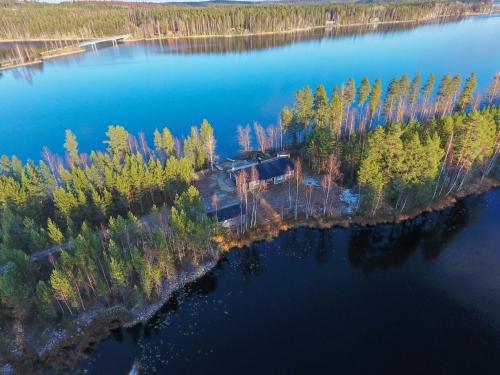 una isla en medio de un cuerpo de agua en Holiday Home Hot pool cottage laurinranta by Interhome, en Ihamaniemi