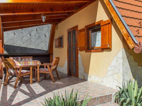 un patio con tavolo e sedie su una casa di Chalet Kamilla by Interhome a Balatonmáriafürdő