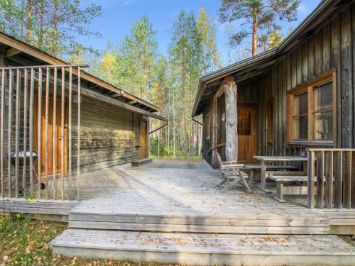 een veranda van een hut met een bank en een tafel bij Holiday Home Honkalinna by Interhome in Isojoki