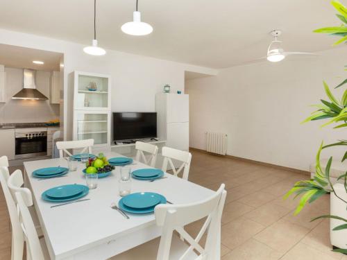 een keuken en eetkamer met een witte tafel en stoelen bij Apartment Blue Tossa by Interhome in Tossa de Mar