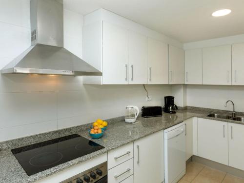 ครัวหรือมุมครัวของ Apartment Blue Tossa by Interhome