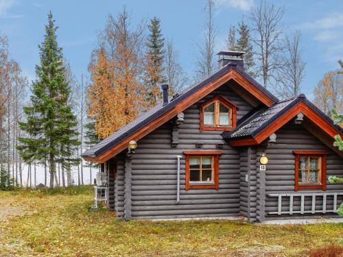 eine Blockhütte mit einem Gamerleich-Dach in der Unterkunft Holiday Home Lomaväinö 13 by Interhome in Salla
