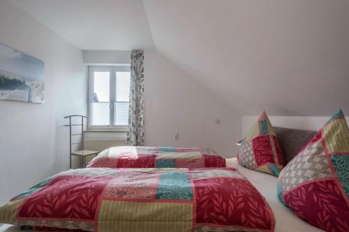 - une chambre avec 2 lits et une fenêtre dans l'établissement Ferienwohnung Höscheler Groß, à Lindau-Bodolz