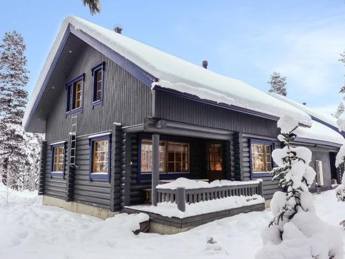 uma cabana de madeira na neve com neve em Holiday Home Lomapykälä 1 a by Interhome em Sirkka