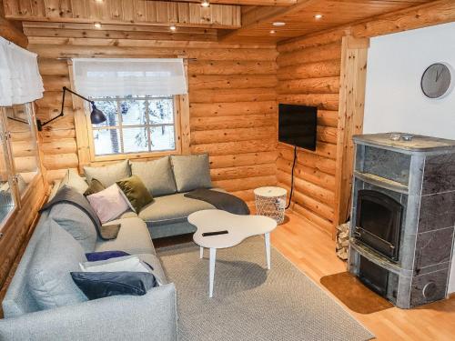un salon avec un canapé et une cheminée dans l'établissement Holiday Home Lomapykälä 1 a by Interhome, à Levi