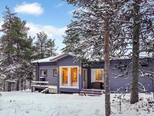 uma pequena casa roxa na neve em Holiday Home Riekkotupa by Interhome em Enontekiö