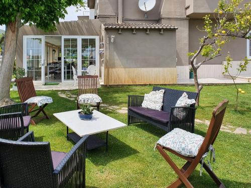 patio con sedie, tavolo e divano di Holiday Home Ca Romeu by Interhome ad Alcover