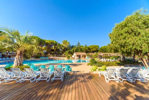 une terrasse avec des chaises et une piscine dans l'établissement Luxe chalet voor 5 personen op Camping Leï Suves - JoyCasa, à Roquebrune-sur Argens