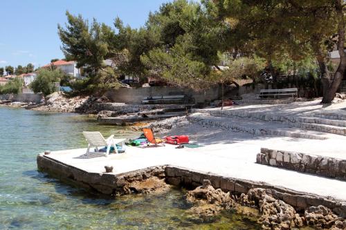 A 4 apt w big terrace sea view & close to beach