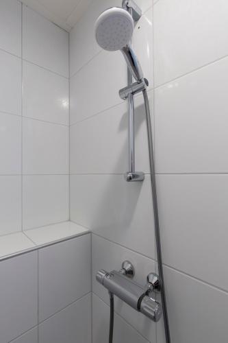 a shower with a shower head in a bathroom at Hotel Restaurant Mondriaan in Winterswijk