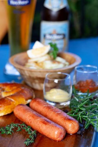 a table with two carrots and a bowl of food at Hotel Boutique y Restaurante Panisté in Santa Cruz Verapaz
