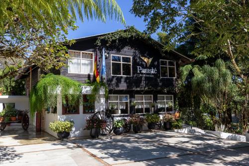 a building with plants in front of it at Hotel Boutique y Restaurante Panisté in Santa Cruz Verapaz