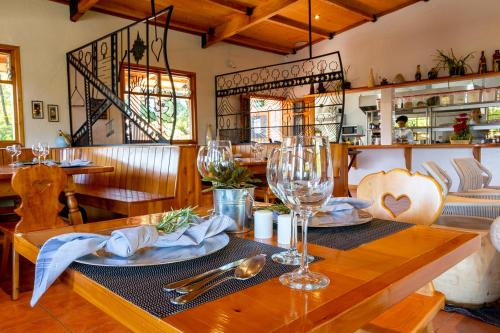 a dining room with a table with wine glasses at Hotel Boutique y Restaurante Panisté in Santa Cruz Verapaz