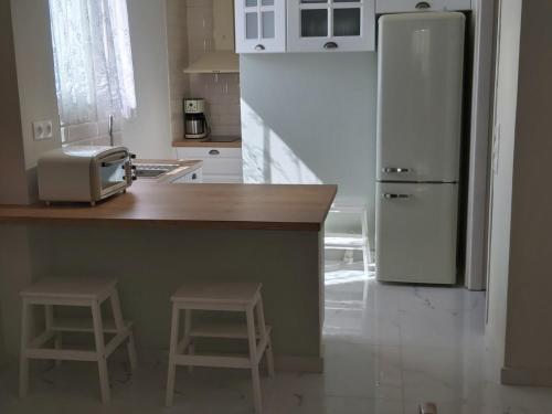 A kitchen or kitchenette at Eytyhias Yard apartments in Poros
