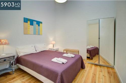 um quarto com uma cama com duas toalhas em HOUZE_Studio in Alcântara near LX Factory em Lisboa