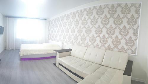 ヤロスラヴリにあるApartment on Radishcheva 10/12の白いリビングルーム(ソファ、ベッド付)